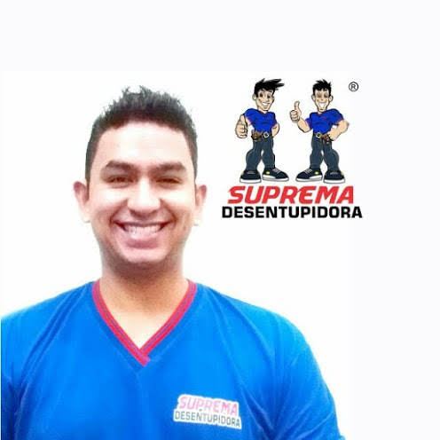 Atendente da Suprema Desentupidora pronto para atender clientes de Pedreira
