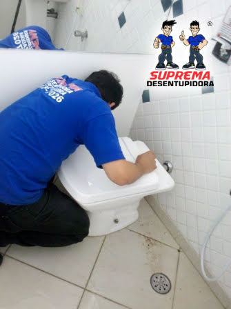 Desentupimento de vaso sanitário em banheiro residencial em Pedreira
