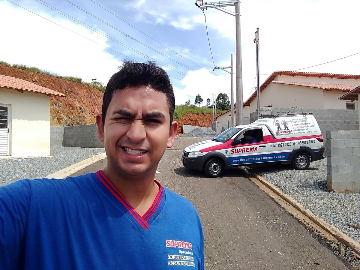 Equipe da Suprema Desentupidora com veículo adesivado em atendimento em Pedreira