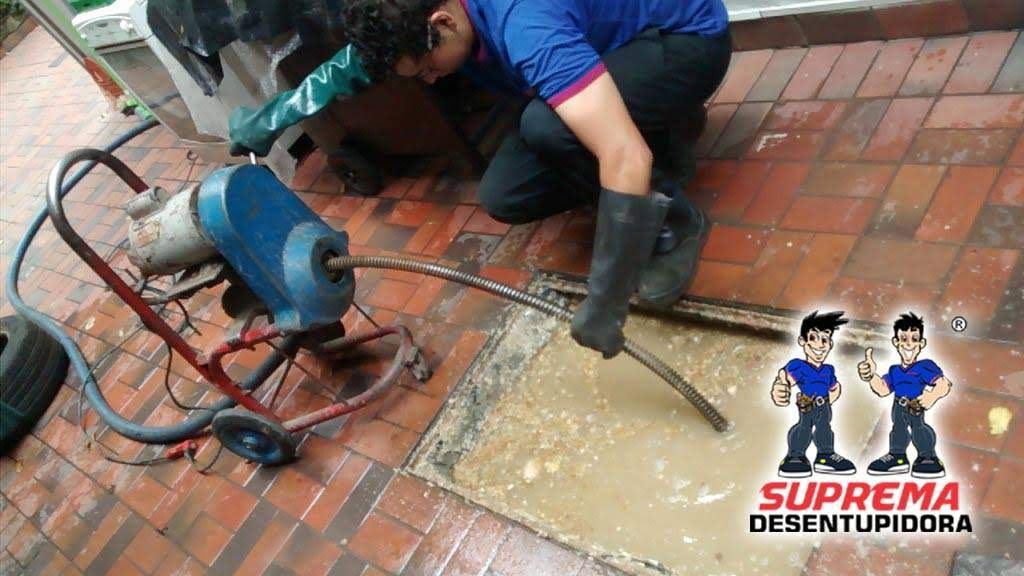 Limpeza de caixa de gordura em Pedreira realizada por técnico da Suprema Desentupidora