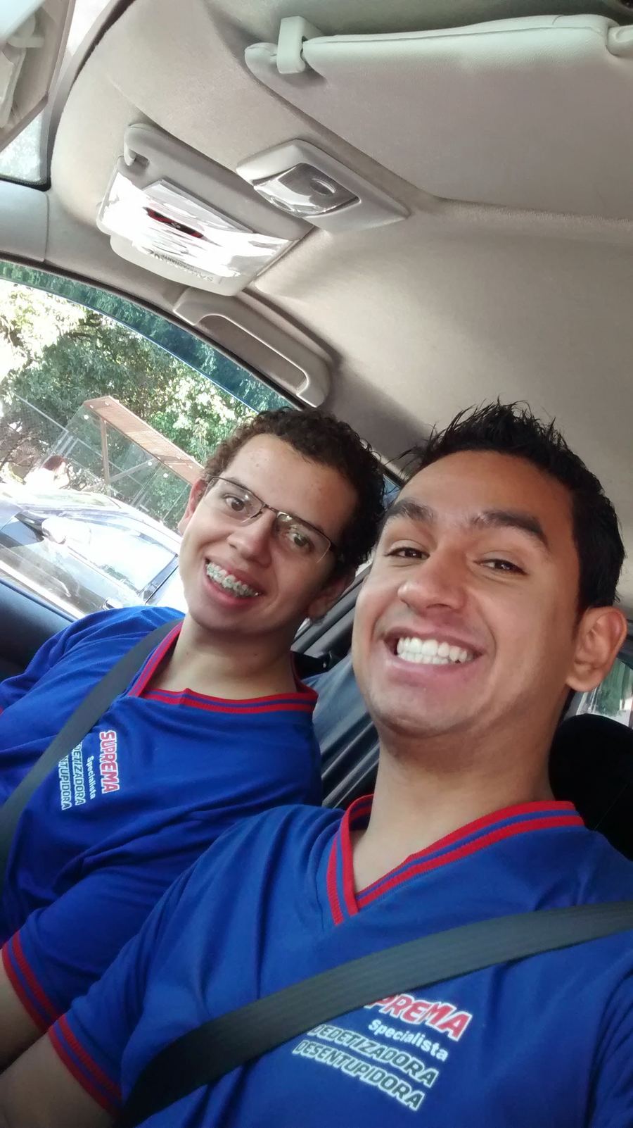 Dois técnicos uniformizados da Suprema a caminho de um desentupimento em Pedreira
