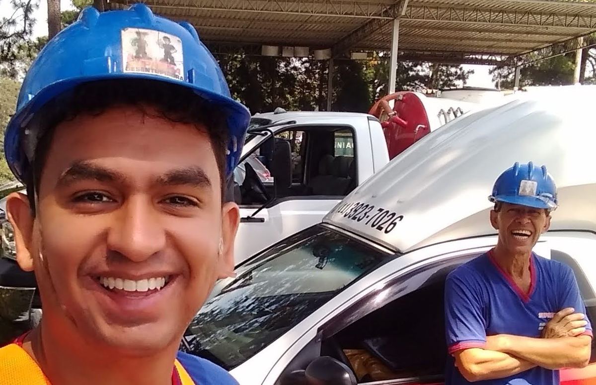 Técnicos da Suprema Desentupidora com caminhão limpa fossa em atendimento em Pedreira