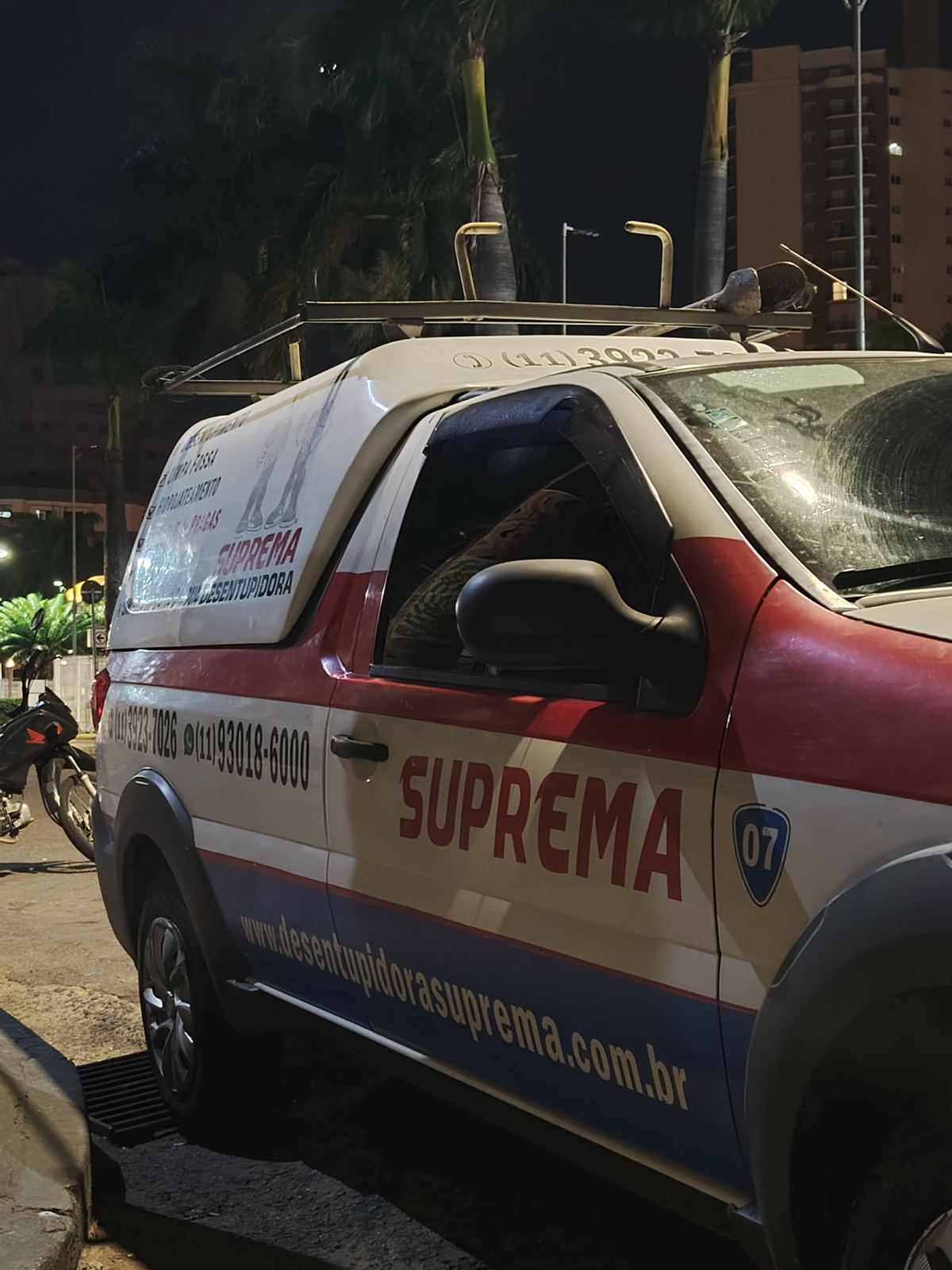 Veículo da Suprema Desentupidora em atendimento noturno 24 horas em Pedreira