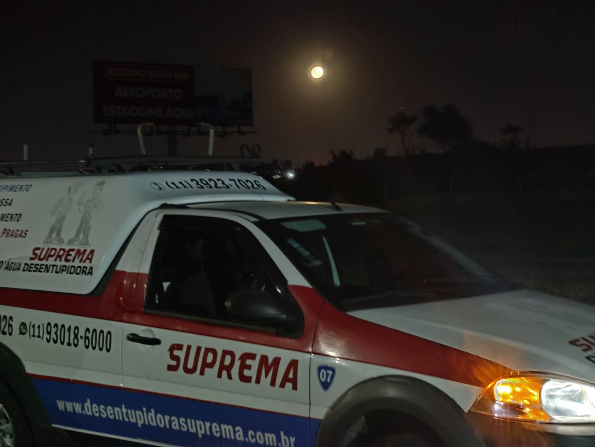 Carro de plantão da Suprema Desentupidora atendendo emergência em Pedreira